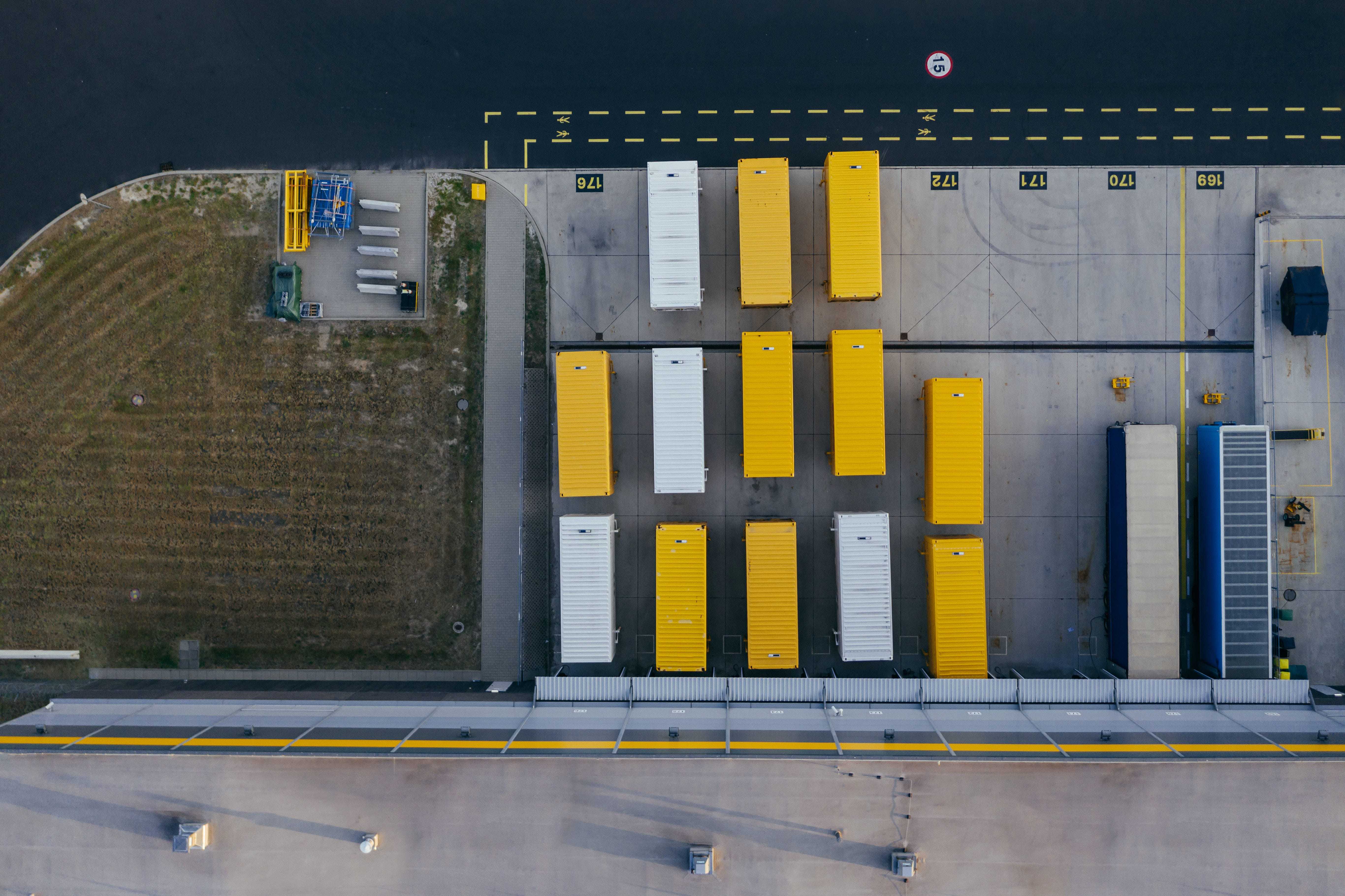 Container in Hafengelände